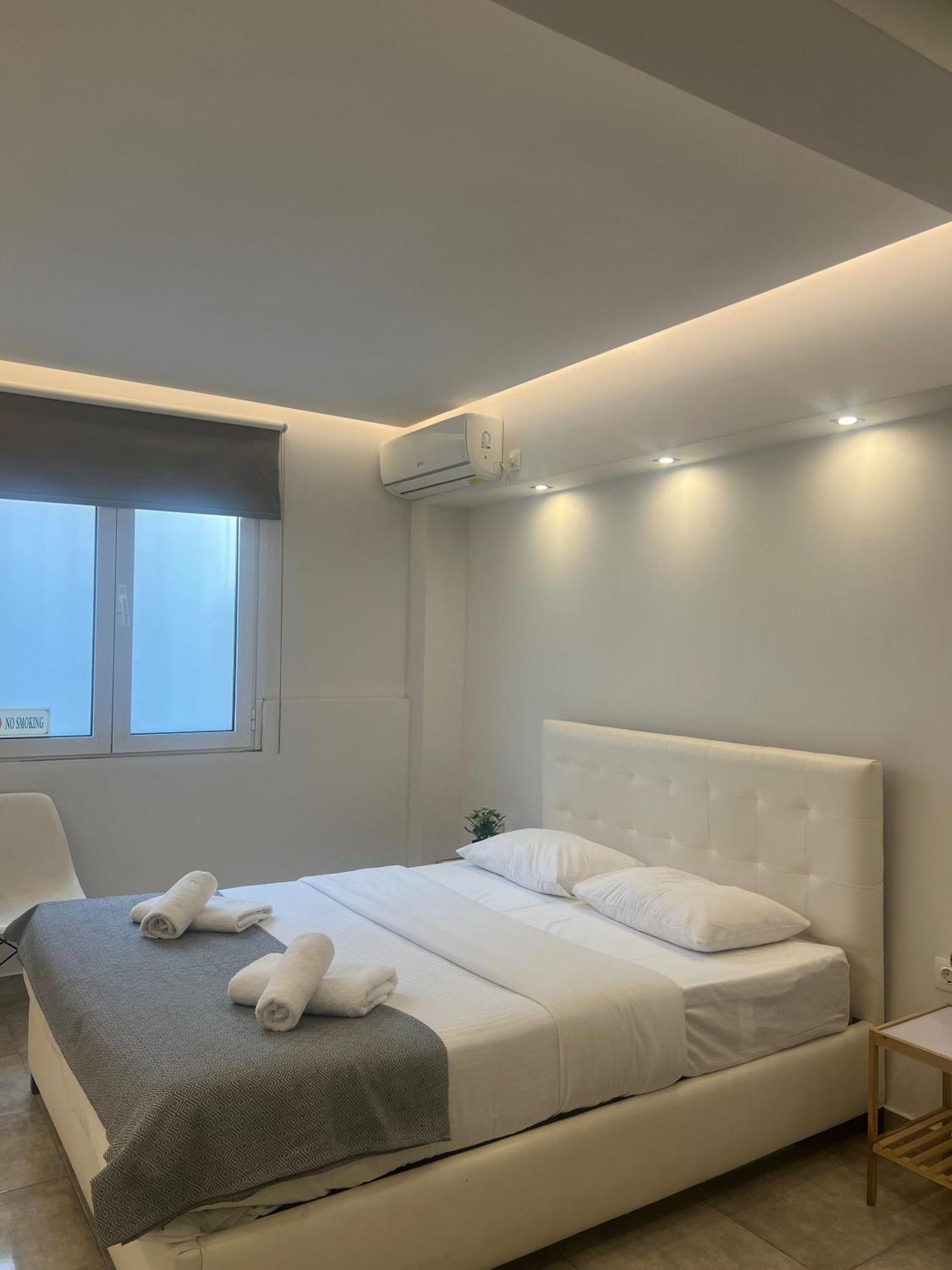 Purple- Lux Studio 2' From Metro Petralona 雅典 外观 照片
