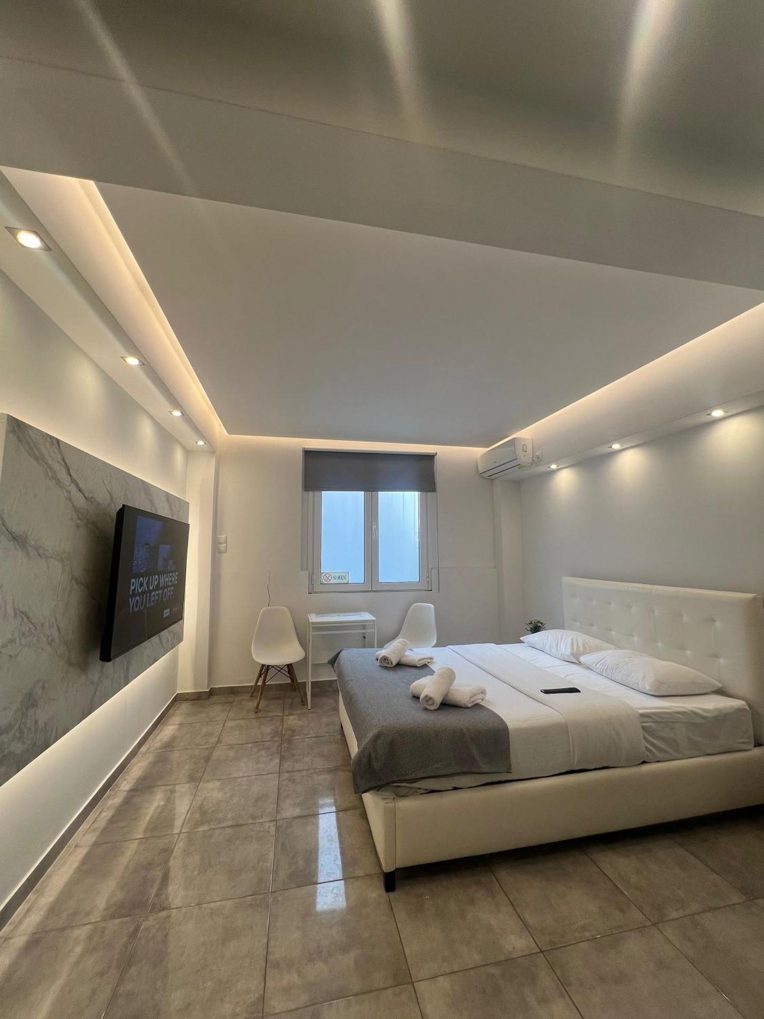 Purple- Lux Studio 2' From Metro Petralona 雅典 外观 照片